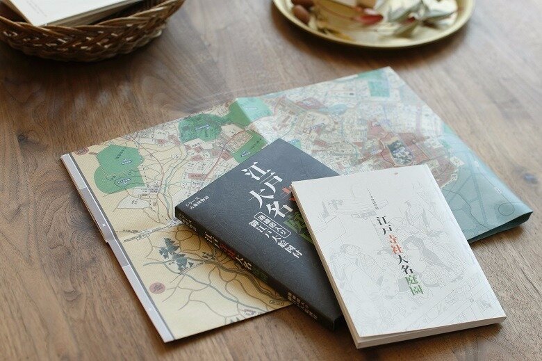 「江戸寺社大名庭園」は、いまの東京と江戸の地図がセットになった、歴史散策におすすめの本です。